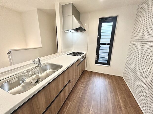 家族団欒のリビング。陽光差し込む食卓には家族の会話とスマイルが溢れます。いつまでもここで食卓を囲みたくなる、そう感じさせてくれるスペース。