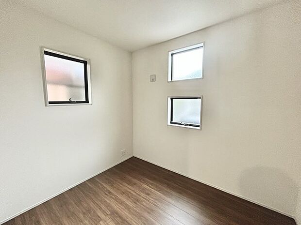 どんな家具にでも相性が良い清潔感ある白色調のクロスを採用。主張しすぎない配色、耐久性にも優れた床材は日々のメンテナンスも楽に、快適に過ごして頂けるよう考えられています。 