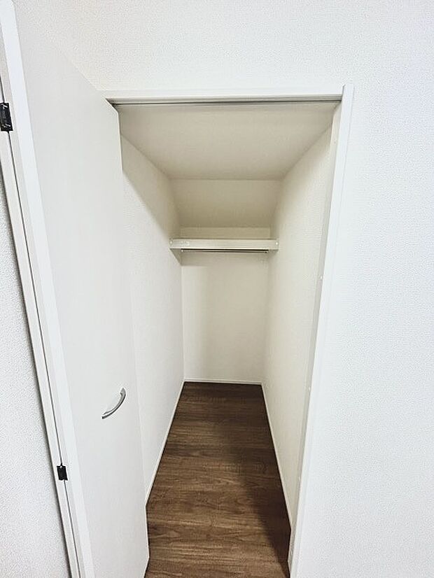 衣類の整理整頓に嬉しいクローゼット付きのお部屋。お子様のお部屋としても便利です。 