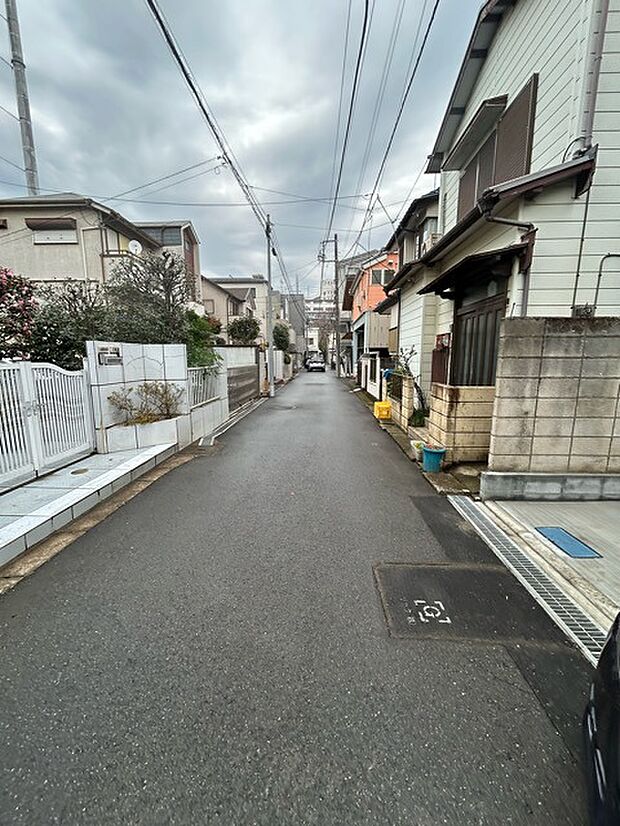 戸建てが立ち並ぶ静かな住宅街。四季折々の移り変わりを感じながら自然と楽しみ、暮らす、そんな毎日を日々の中で感じられる住環境