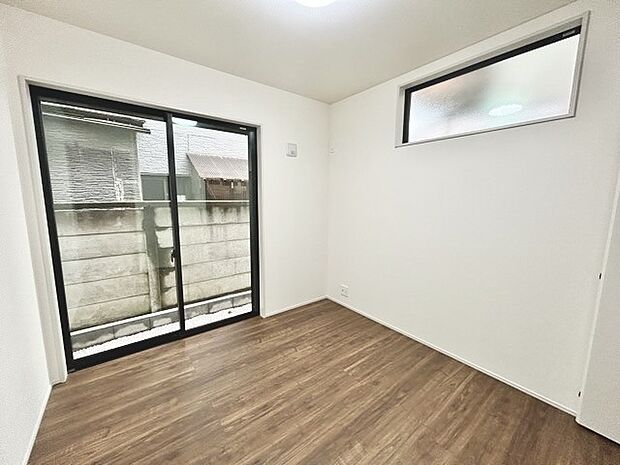 大きな開口部から明るい光が差し込む、日中の室内の明るさがこの部屋の魅力です。 