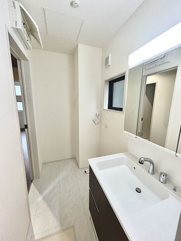 ゆとりの洗面スペースで朝の身支度もスムーズに行えます。