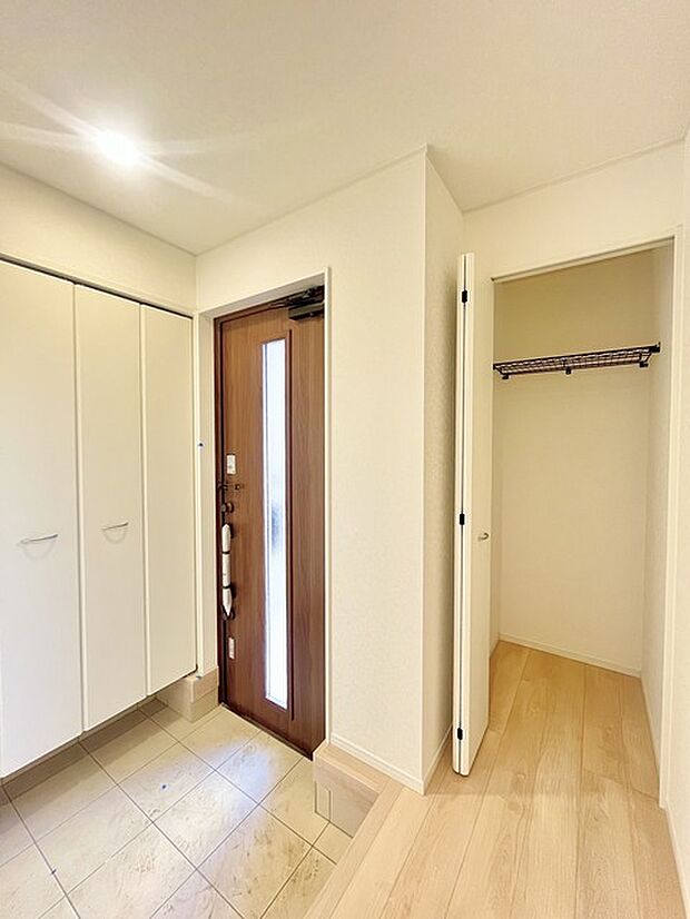 明るく開放的な玄関、靴の脱ぎ履きもしやすく、収納も豊富でご家族皆様の靴をスッキリ収納できます。