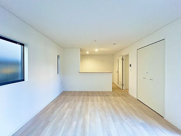 家族が一番集まる場所だから広々としつつも素敵な空間であって欲しい。皆がくつろぐリビングからキッチンまでが一つに繋がる空間。 