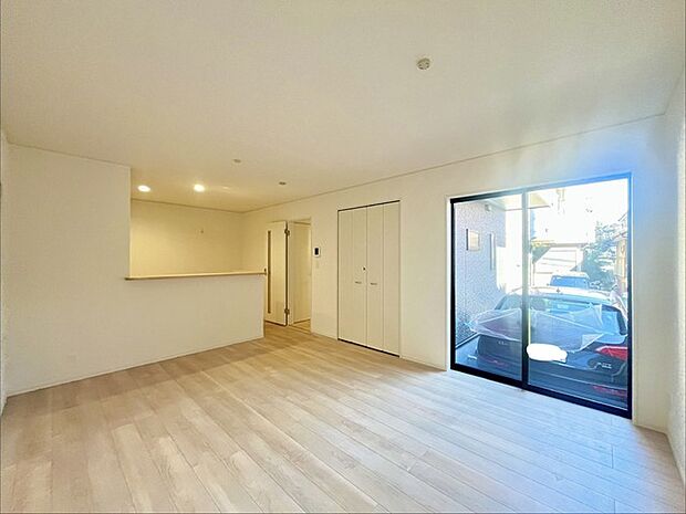 大きな開口部から明るい光が差し込むリビング。日中の室内の明るさがこの部屋の魅力です。 