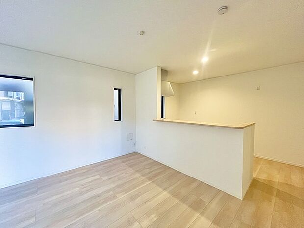 家族の集うリビングには色々な方向から光が差し込む設計に。家族のコミュニケーションが弾むスポットだから明るい雰囲気であってほしい。 