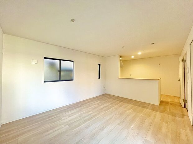 家族団欒のリビング。陽光差し込む食卓には家族の会話とスマイルが溢れます。いつまでもここで食卓を囲みたくなる、そう感じさせてくれるスペース。