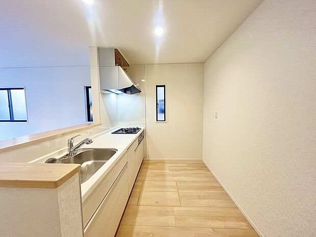 リビングにいる家族の顔が見渡せるカウンターキッチン。お料理もより一層おいしく、楽しく。食器棚を背面に設置しても十分な広さを確保しています。