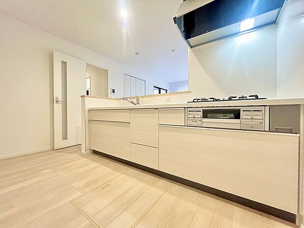 壁付のキッチンは上部に収納が作りやすいのがメリット。空間を有効活用したすっきりとしたデザイン。