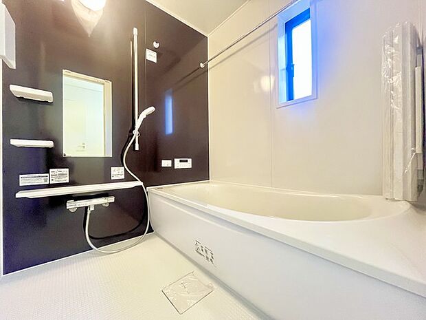 落ち着いた色味の浴室で1日の疲れをゆっくりと癒してください。