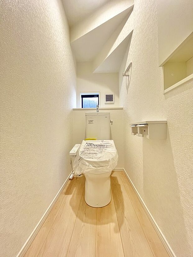 ウォシュレット機能付きのトイレ。換気のしやすい窓付きで、収納もあり実用性も兼ね備えた造り。