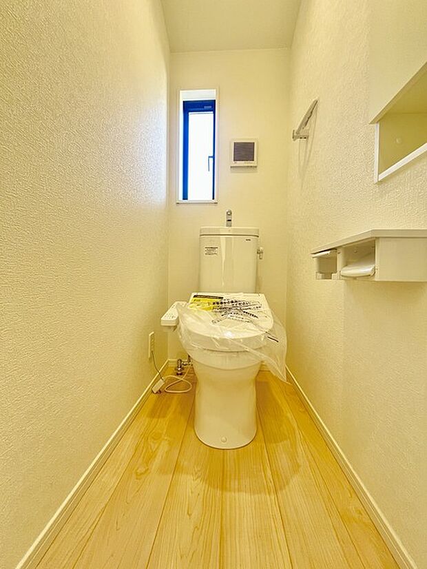 ウォシュレット機能付きのトイレ。換気のしやすい窓付きで、収納もあり実用性も兼ね備えた造り。