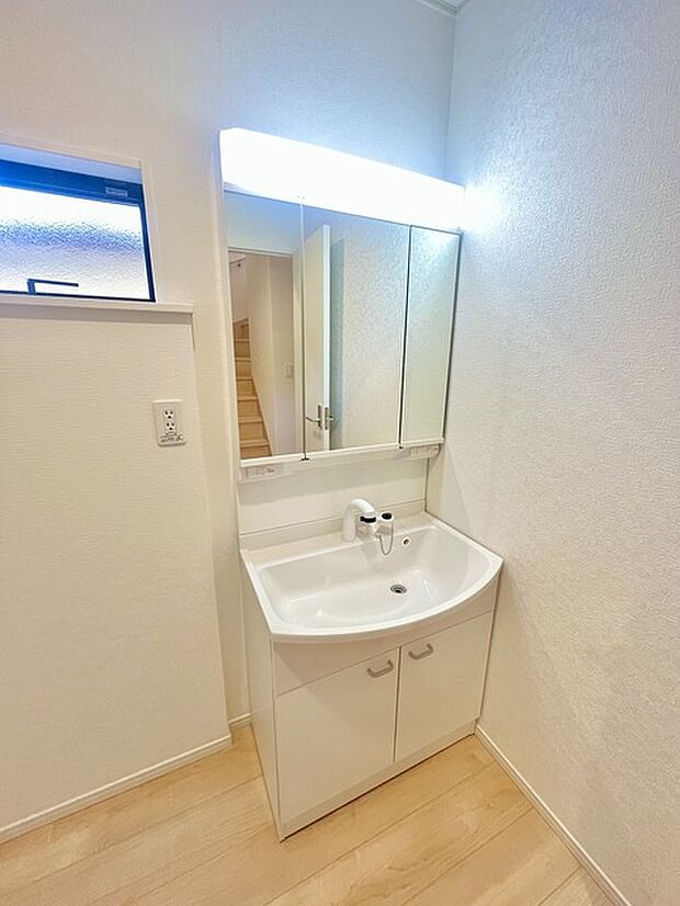 お出かけ前の身だしなみに一歩差がつく三面鏡。ミラー裏にはたっぷり収納もございます。