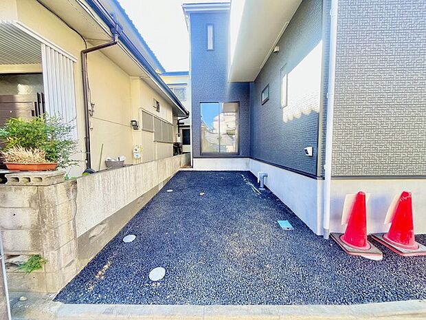 カースペースは1台駐車できます。車庫の出し入れのしやすさなど、実際に現地にてご確認ください。