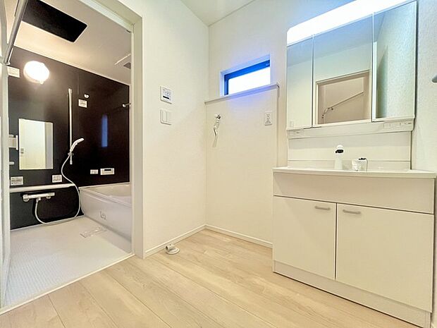 ゆとりの洗面スペースで朝の身支度もスムーズに行えます。