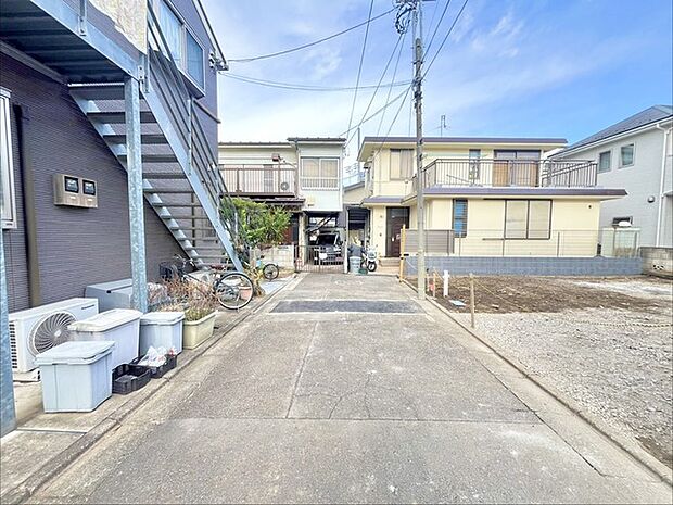 前面道路は通り抜けができないため、交通量が少なく静かな住環境です。