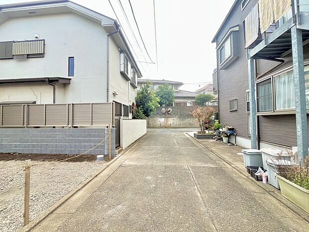 戸建てが立ち並ぶ静かな住宅街。四季折々の移り変わりを感じながら自然と楽しみ、暮らす、そんな毎日を日々の中で感じられる住環境 (10m)