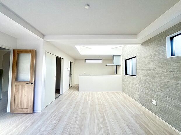 家族団欒のリビング。陽光差し込む食卓には家族の会話とスマイルが溢れます。いつまでもここで食卓を囲みたくなる、そう感じさせてくれるスペース。