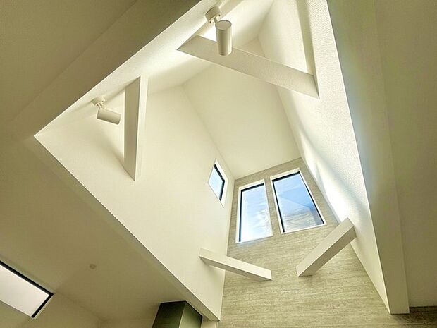 明るく、開放感もあり、冬は暖気が上昇しやすい吹き抜けリビング。