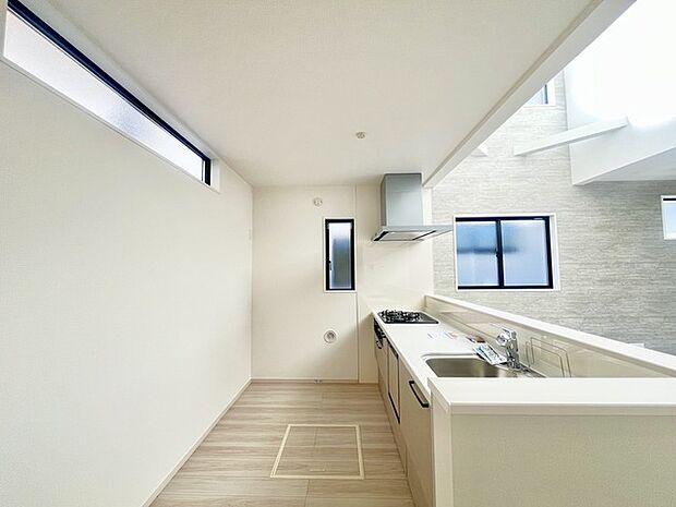 リビングにいる家族の顔が見渡せるカウンターキッチン。お料理もより一層おいしく、楽しく。食器棚を背面に設置しても十分な広さを確保しています。