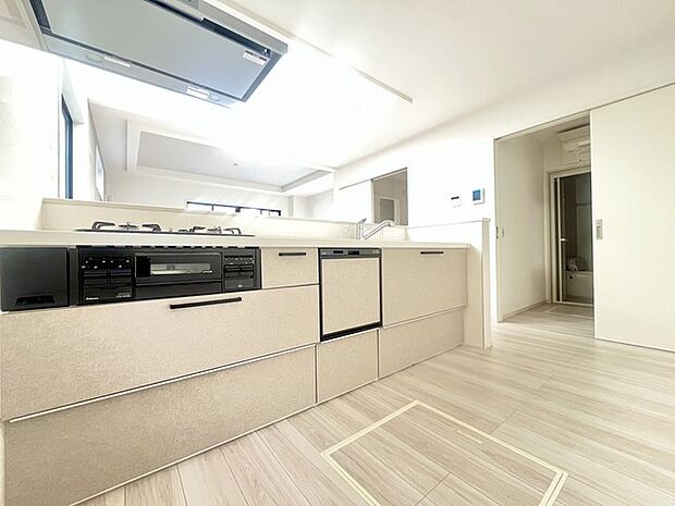 リビングにいる家族の顔が見渡せるカウンターキッチン。お料理もより一層おいしく、楽しく。食器棚を背面に設置しても十分な広さを確保しています。