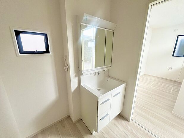 使い勝手の良い洗面台、窓があることで換気もしやすく清潔感のある空間を保てます。