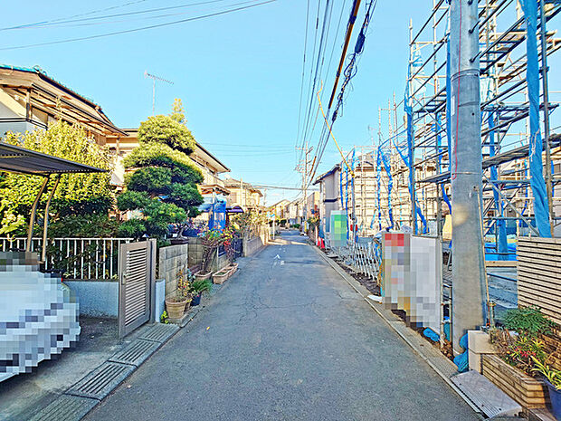 戸建てが立ち並ぶ静かな住宅街。四季折々の移り変わりを感じながら自然と楽しみ、暮らす、そんな毎日を日々の中で感じられる住環境