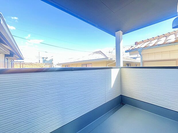 南側のお部屋から出入りできる、奥行きのあるワイドバルコニー。心地よい陽射しと暖かな風を楽しむことが出来ます。