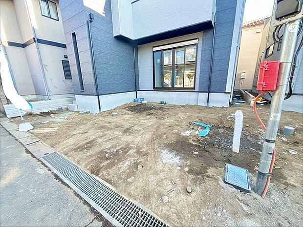 セカンドカーや来客時にも便利なカースペース2台分ございます。 