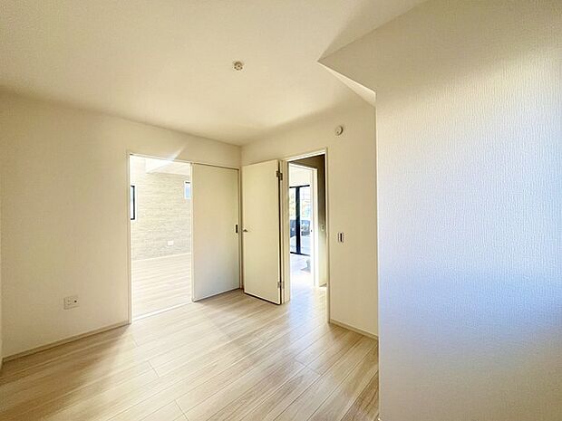 どんな家具にでも相性が良い清潔感ある白色調のクロスを採用。主張しすぎない配色、耐久性にも優れた床材は日々のメンテナンスも楽に、快適に過ごして頂けるよう考えられています。