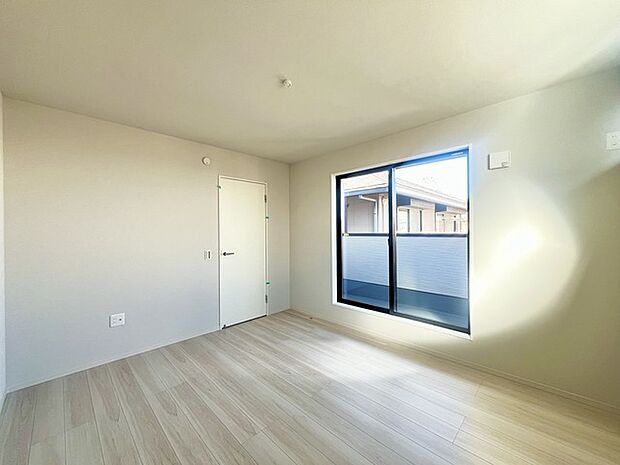 大きな開口部から明るい光が差し込む、日中の室内の明るさがこの部屋の魅力です。