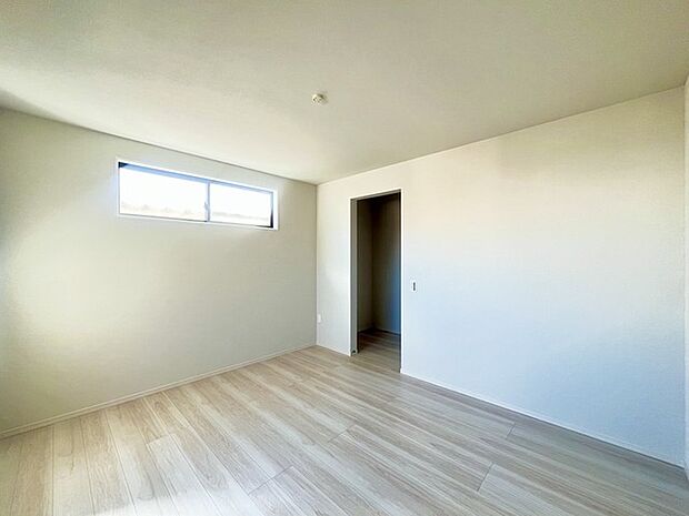 広々収納で、仕事着、普段着をまとめて収納できます。