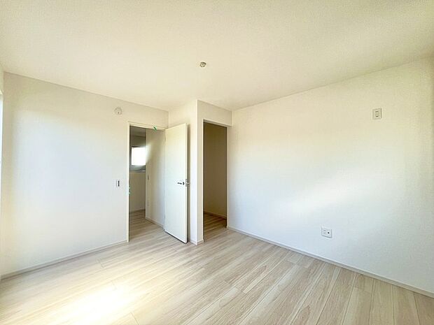 どんな家具にでも相性が良い清潔感ある白色調のクロスを採用。主張しすぎない配色、耐久性にも優れた床材は日々のメンテナンスも楽に、快適に過ごして頂けるよう考えられています。