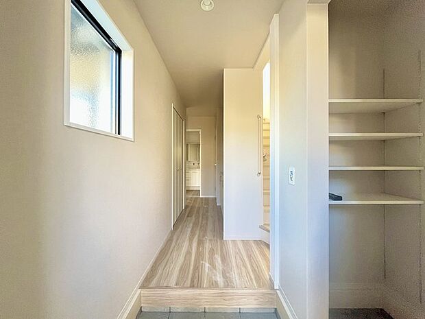 明るく開放的な玄関、靴の脱ぎ履きもしやすく、収納も豊富でご家族皆様の靴をスッキリ収納できます。 