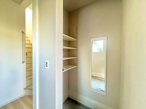 土間収納付きでベビーカーやゴルフバック、お子様のおもちゃもスッキリ収納できます。 