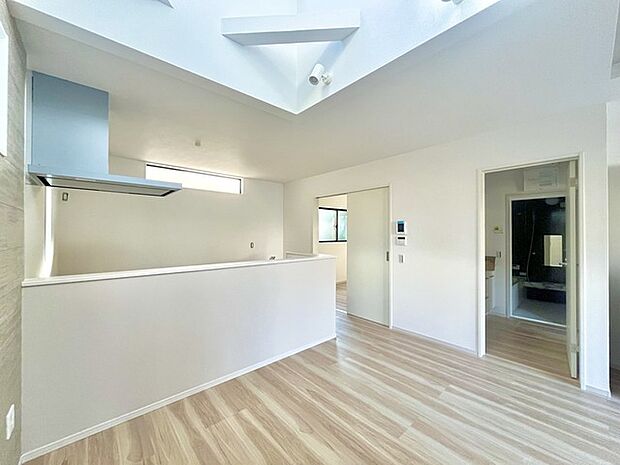 家族団欒のリビング。陽光差し込む食卓には家族の会話とスマイルが溢れます。いつまでもここで食卓を囲みたくなる、そう感じさせてくれるスペース。 