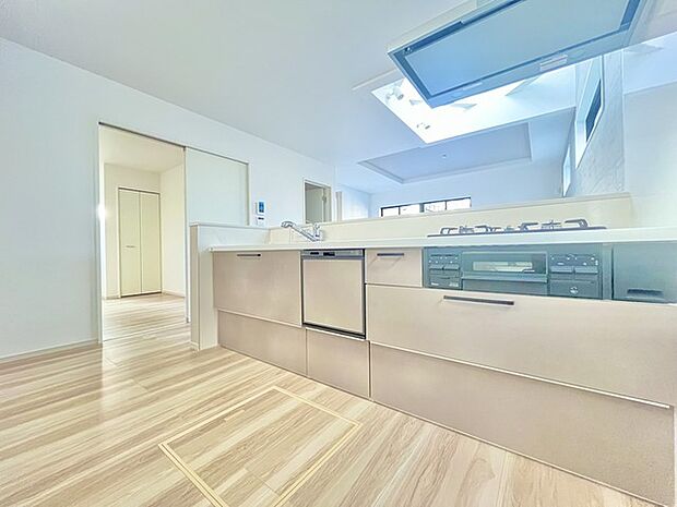 収納量豊富なシステムキッチン。明るい光が差し込む窓も調味料置き場などに役立ちます。カウンターキッチンと違い、背面を広く使えるので自由度が高いのも嬉しいですね。 