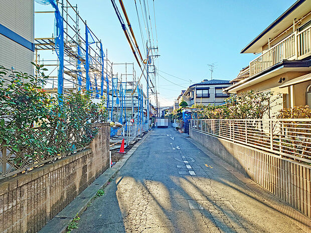 戸建てが立ち並ぶ静かな住宅街。四季折々の移り変わりを感じながら自然と楽しみ、暮らす、そんな毎日を日々の中で感じられる住環境