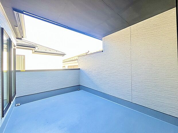 南側のお部屋から出入りできる、奥行きのあるワイドバルコニー。心地よい陽射しと暖かな風を楽しむことが出来ます。 