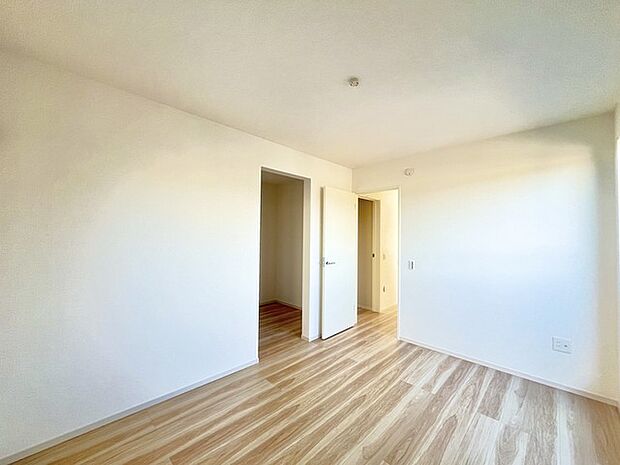 大きな開口部から明るい光が差し込む、日中の室内の明るさがこの部屋の魅力です。 