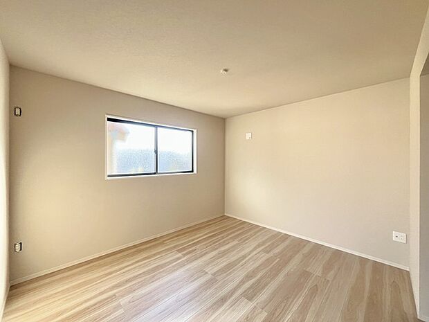 大きな開口部から明るい光が差し込む、日中の室内の明るさがこの部屋の魅力です。 