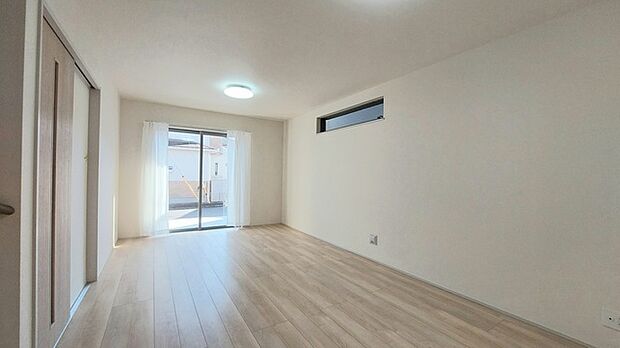 家族団欒のリビング。陽光差し込む食卓には家族の会話とスマイルが溢れます。いつまでもここで食卓を囲みたくなる、そう感じさせてくれるスペース。 