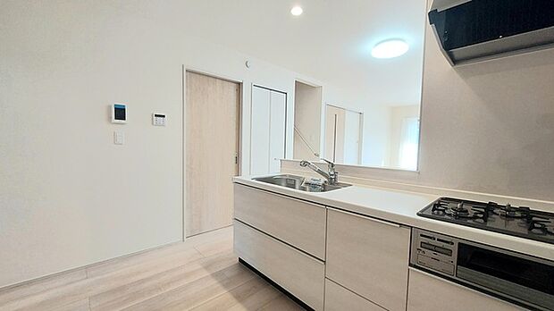 家族団欒のリビング。陽光差し込む食卓には家族の会話とスマイルが溢れます。いつまでもここで食卓を囲みたくなる、そう感じさせてくれるスペース。 