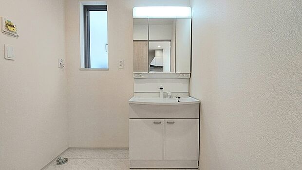 使い勝手の良い洗面台、窓があることで換気もしやすく清潔感のある空間を保てます。 