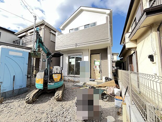 陽ざしが差込む明るいバルコニー。奥行きのあるバルコニーはお洗濯時に助かります。 