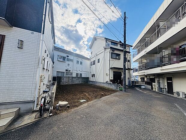 前面道路は通り抜けができないため、交通量が少なく静かな住環境です。