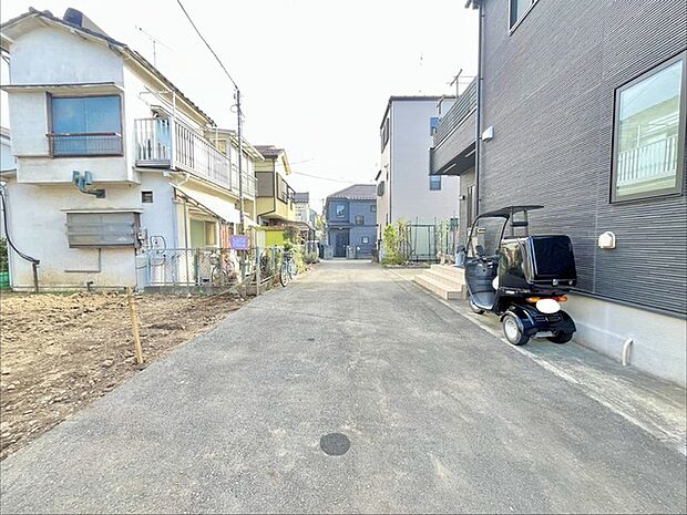 戸建てが立ち並ぶ静かな住宅街。四季折々の移り変わりを感じながら自然と楽しみ、暮らす、そんな毎日を日々の中で感じられる住環境