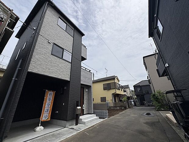 戸建てが立ち並ぶ静かな住宅街。四季折々の移り変わりを感じながら自然と楽しみ、暮らす、そんな毎日を日々の中で感じられる住環境