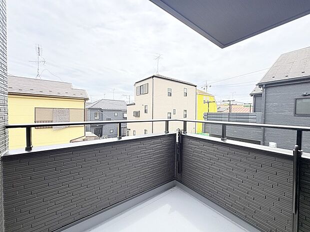 プライバシーを確保しやすい広々としたインナーバルコニー。雨天時でも洗濯物が濡れることなく安心です。