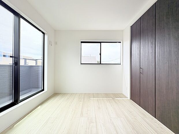 大きな開口部から明るい光が差し込む、日中の室内の明るさがこの部屋の魅力です。